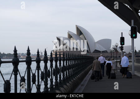 Vista di Sydney Opera House da sotto il Ponte del Porto di Sydney. La nave di crociera i turisti. Foto Stock