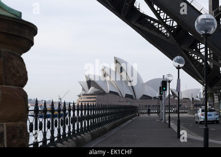 Vista di Sydney Opera House da sotto il Ponte del Porto di Sydney. Foto Stock