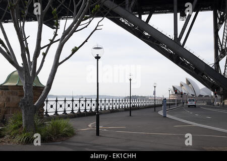 Vista di Sydney Opera House da sotto il Ponte del Porto di Sydney. Foto Stock