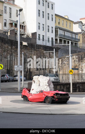 Arte Urbana installazione dal titolo 'Still la vita con la pietra e la vettura' alla roccia, Sydney Australia. Jimmy Durham. Foto Stock