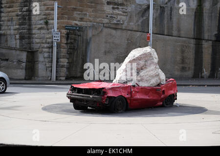 Arte Urbana installazione dal titolo 'Still la vita con la pietra e la vettura' alla roccia, Sydney Australia. Jimmy Durham. Foto Stock