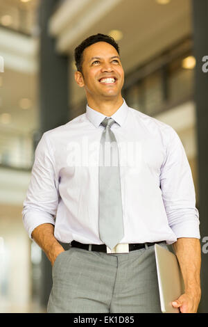 Happy business man standing in ufficio moderno Foto Stock