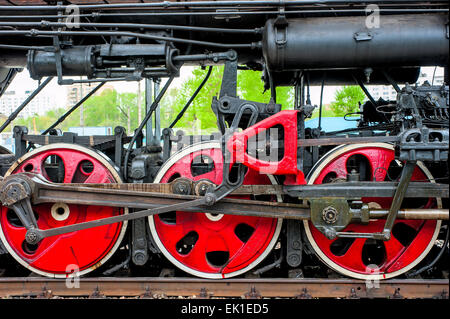 Ruota locomotiva a vapore close up sulle rotaie Foto Stock