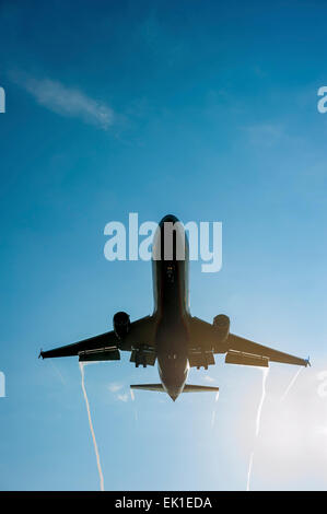 Grande aereo passeggeri viene a terra Foto Stock