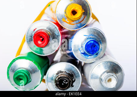 Tubi colorati con colori acrilici su sfondo bianco Foto Stock
