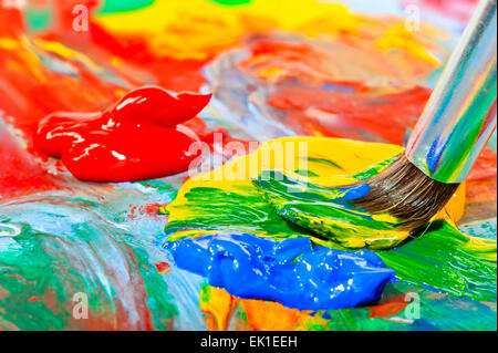 Colore vernice acrilica e spazzola close-up shot Foto Stock