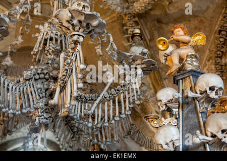 L'interno della Cappella del Candeliere dell'Ossario di Sedlec, la Chiesa delle ossa di Kutna Hora ossario Sedlec Repubblica Ceca Europa Foto Stock