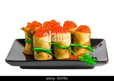 Rotoli di pancake con caviale sulla piastra nera isolato Foto Stock