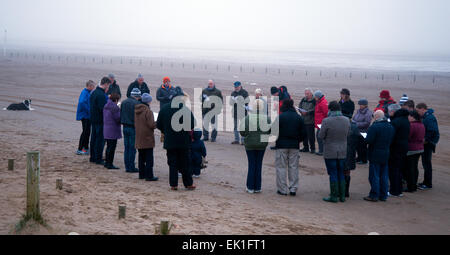 Sefton, MERSEYSIDE REGNO UNITO 5 Aprile, 2015. Regno Unito Meteo. La nebbia, Misty e umido sul litorale ad ovest come cristiani chiese insieme per assemblare un servizio religioso, alle 6.30, per un mattino di Pasqua Festa sulla spiaggia Ainsdale. Diversi servizi comuni, le riunioni e le attività si svolgono durante tutto l'anno compreso e "scambio di amboni' durante l'ottava di unità cristiana. Credito: Mar fotografico/Alamy Live News Foto Stock