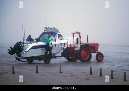 Ainsdale, Southport, Sefton, Merseyside, Regno Unito. 5 Aprile, 2015. Regno Unito: Meteo Foggy Misty e umido sulla costa ovest come l'asta e la linea mare Fisherman Approfittate della calma le condizioni per avviare le loro barche, con trattori David Brown, e il pesce la marea. Credito: Mar fotografico/Alamy Live News Foto Stock