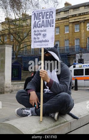 Londra, Regno Unito, 4 Aprile, 2015. Blocco Anti-Fascist assieme a Trafalgar Square e poi da marzo a Whitehall contrattacco con la versione in lingua inglese di Pegida, l'anti-Islam il movimento che ha avuto origine in Germania, ma si erano opposti da un maggior anti-razzista protesta organizzata dall'Unite contro il fascismo (UAF) Gruppo.. . Foto di vedere Li Foto Stock