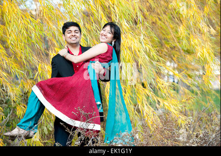 Giovani indiani uomo che porta la sua sposa Foto Stock