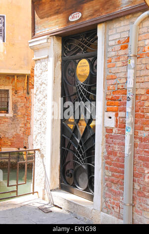 Venezia, Italia - 06 maggio 2014: bella porta al dentista ufficio di venezia, Italia Foto Stock