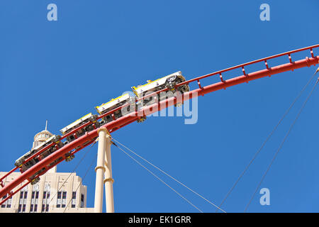 LAS VEGAS, NEVADA, Stati Uniti d'America - 21 Ottobre 2013 : i turisti di marcia su un roller coaster a Las Vegas, l'intero settore in Las Vegas è costruito su una varietà di diversi intrattenimenti Foto Stock