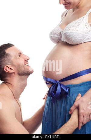 Allegro giovane uomo guardando la sua moglie incinta Foto Stock
