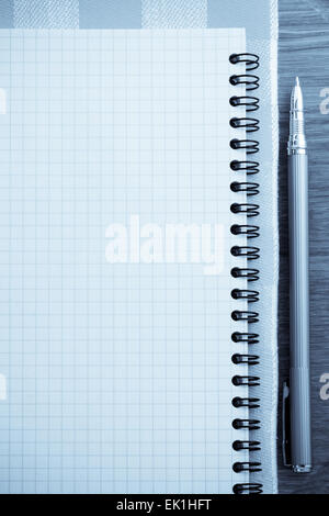 Verifica del notebook su sfondo di legno Foto Stock