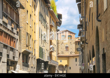 Firenze, Italia - 08 Maggio 2014: case sulla strada della antica città italiana a Firenze. Firenze - il centro amministrativo della regione Toscana. La popolazione di più di 373,000 persone Foto Stock