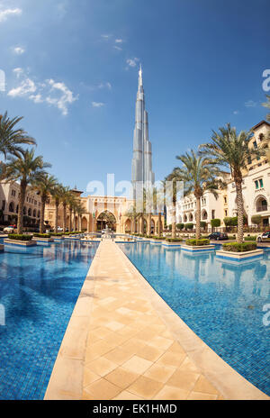 DUBAI, Emirati Arabi Uniti - 24 febbraio - Il Centro di Dubai con il Burj Khalifa in background, l'edificio più alto del mondo, 829.8 m di altezza. Foto Stock