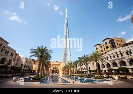 DUBAI, Emirati Arabi Uniti - 24 febbraio - Il Centro di Dubai con il Burj Khalifa in background, l'edificio più alto del mondo, 829.8 m di altezza. Foto Stock