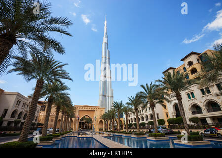 DUBAI, Emirati Arabi Uniti - 24 febbraio - Burj Khalifa, la costruzione più alta del mondo, 829.8 m di altezza. La foto è stata scattata il 24 febbraio 2015. Foto Stock