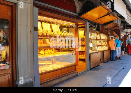 Firenze, Italia - 08 maggio 2014: negozi di gioielli sul ponte vecchio il ponte vecchio è un ponte medievale, una delle più famose attrazioni turistiche di Firenze. Foto Stock