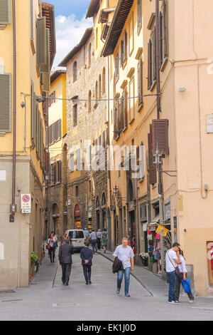 Firenze, Italia - 08 Maggio 2014: persone sulla strada della antica città italiana a Firenze. Firenze - il centro amministrativo della regione Toscana. La popolazione di più di 373,000 persone Foto Stock