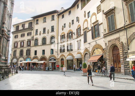 Firenze, Italia - 08 Maggio 2014: persone sulla strada della antica città italiana a Firenze. Firenze - il centro amministrativo della regione Toscana. La popolazione di più di 373,000 persone Foto Stock