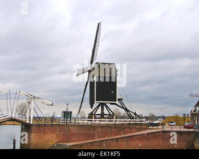 Ponte mobile e il mulino a vento in Heusden. Paesi Bassi Foto Stock