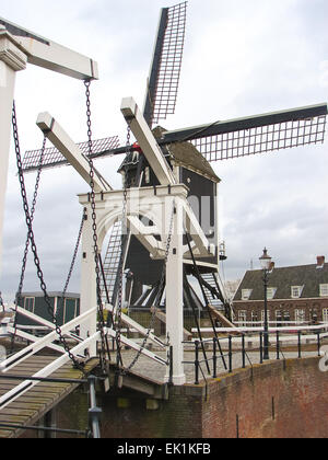 Ponte mobile e il mulino a vento in Heusden. Paesi Bassi Foto Stock