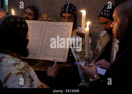 Copti ortodossi clero prendendo parte a una processione durante la Lazzaro Sabato presso la chiesa del Santo Sepolcro nella città vecchia di Gerusalemme Israele Foto Stock