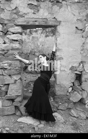 Flameco ballerino in una casa in rovina, azienda abbandonata Foto Stock