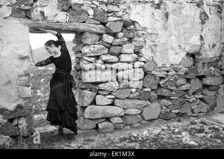 Flameco ballerino in una casa in rovina, azienda abbandonata Foto Stock