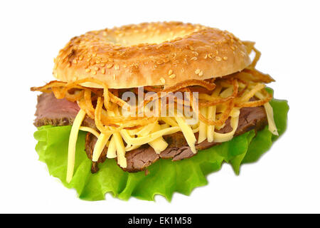 Il SESAMO bagel con arrosto di manzo, insalata verde, formaggio e agli anelli di cipolla. Studio isolato Foto Stock