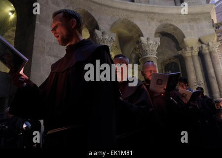 Clero francescano prendendo parte a una processione durante la Settimana Santa nella Chiesa del Santo Sepolcro nella città vecchia di Gerusalemme Est Israele Foto Stock