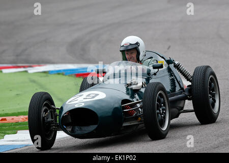 Classic Cars Racing sono visti durante la storica Motor Racing Revival di Pasqua incontro a Thruxton autodromo 2015 Foto Stock