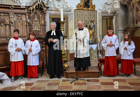 Oecumenic matrimonio chiesa con i chierichetti e sacerdoti cattolici e protestanti Foto Stock