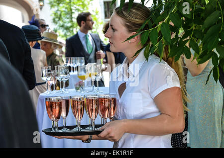 Dopo il matrimonio cerimonia party all'aperto agli ospiti di nozze abiti da sposa cappelli colorati mangiare bere parlando Foto Stock