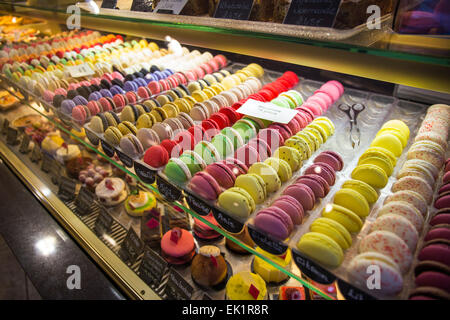 Un display di vario amaretti (Francia). Présentation de macarons variés Foto Stock