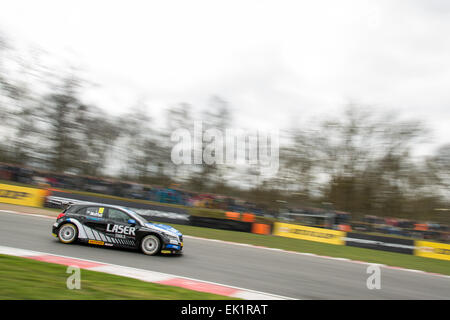 Brands Hatch, Fawkham, Longfield, UK. 5 Aprile, 2015. Aiden Moffat e utensili laser Mercedes Benz A-unità di classe durante la Dunlop MSA British Touring Car Championship a Brands Hatch. Credito: Gergo Toth/Alamy Live News Foto Stock