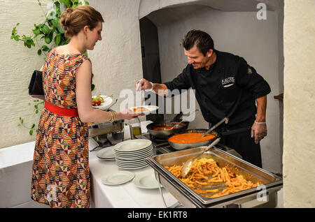 Dopo il matrimonio cerimonia party all'aperto Servizio di cibo che serve cibo Foto Stock
