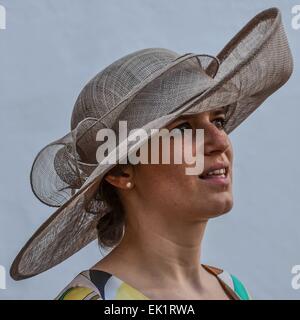 Nozze Nozze di ispirazione dopo la cerimonia party all'aperto, party, fancy hat Foto Stock