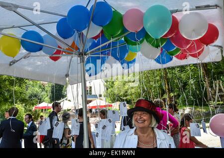 Dopo il matrimonio cerimonia palloncini di partito in attesa di essere rilasciato Foto Stock