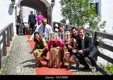 Abito da sposa colorati fantasia cappelli Cappelli giovani amici divertendosi a dopo la cerimonia party Foto Stock