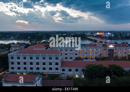 Vista panoramica delle tonalità di colore e profumo e fiume. Thua Thien-Hue provincia. Tinta. Il Vietnam. Foto Stock