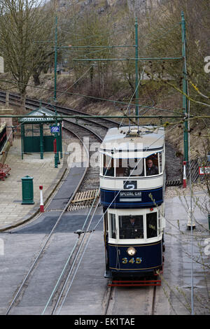 I passeggeri sul ponte superiore di un filobus sorridere e godere di essere azionato in Tram 345 (Leeds 1921) Foto Stock