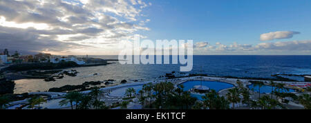 Spagna Isole Canarie Tenerife Puerto de la Cruz downtown n Spiaggia Lago Martianez piscina Foto Stock