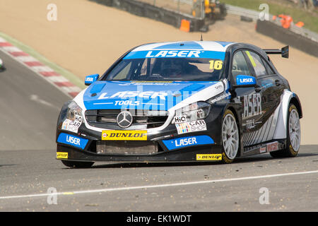 Brands Hatch, Fawkham, Longfield, UK. 5 Aprile, 2015. Aiden Moffat e utensili laser Racing Mercedes Benz A-unità di classe durante la Dunlop MSA British Touring Car Championship a Brands Hatch. Credito: Gergo Toth/Alamy Live News Foto Stock