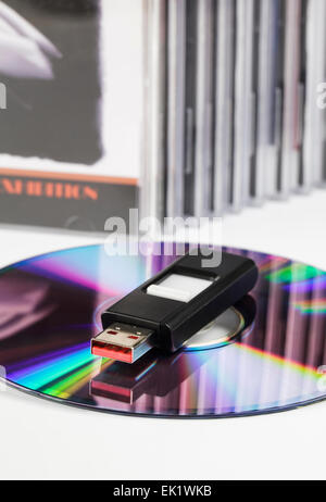 Un flash drive USB e una pila di DVD Foto Stock