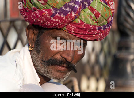 Ritratto di uomo di Rajasthani, Udaipur, India Foto Stock