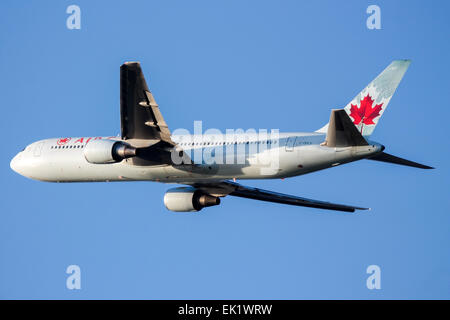 Air Canada Boeing 767-300 si arrampica lontano dalla pista 27L all'aeroporto di Londra Heathrow. Foto Stock